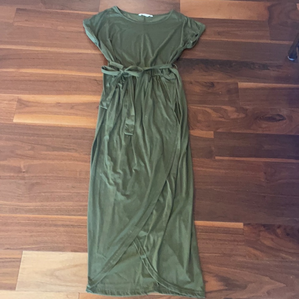 Midi dress with ruffles, tie and pencil skirt feel.